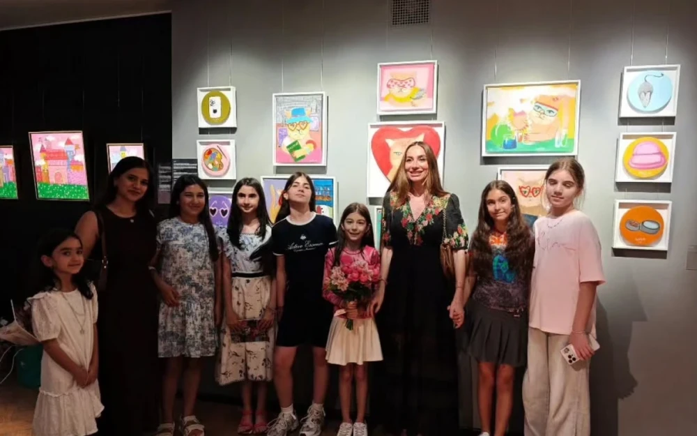 Arzu Əliyeva rəsm qalereyasında - FOTOLAR